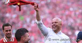 Arne Slot zingt op feestend Anfield voor voorganger: ‘Jürgen Klopp, lalalalala’