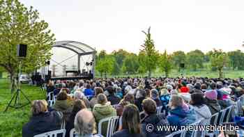 Joost Zweegers brengt dauwconcert tussen de bloesems in Alden Biesen