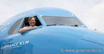 Koning Willem-Alexander wordt bijgeschoold als piloot