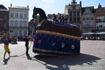 Wijkpaardjes en reuzen voorgesteld op Grote Markt, met knipoog naar Rosse Buurtenstoet