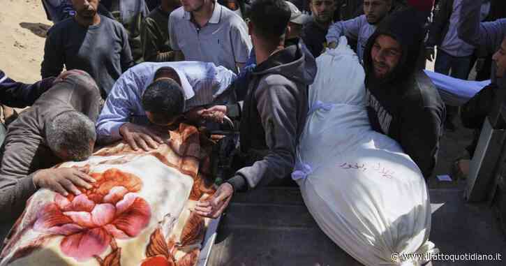 Israele bombarda gli sfollati a Gaza: 7 morti. E attacca Beirut: “Colpito deposito di Hezbollah”