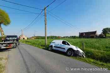 Dronken man belandt met wagen in de gracht