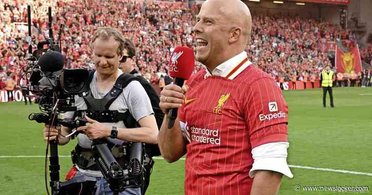 Herbeleef de prachtige dag van kampioen Liverpool: Zingende Arne Slot is Jürgen Klopp na titel niet vergeten