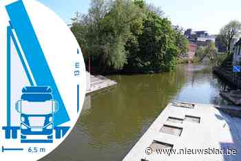 Trams, auto’s, verkeersborden en zelfs stroomkabels moeten uit de weg om nieuwe brug naar bestemming te manoeuvreren