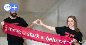 Kirchentag in Hannover: Was steckt hinter den roten Schals der Besucher?