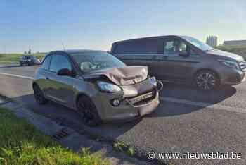 Autobestuurster rijdt in op wagen voor haar op E403