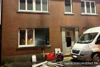 Hevige brand in woning, bewoner met ambulance naar ziekenhuis gevoerd