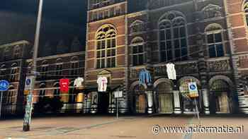 Vintage kledingwinkel BOAS hangt de vuile was buiten van de kledingindustrie