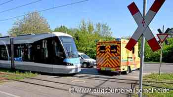 Motorradfahrer kracht gegen Straßenbahn: 17-Jähriger wird bei Unfall verletzt
