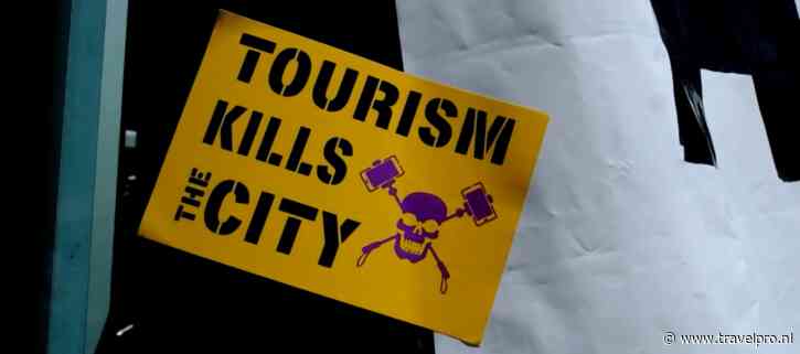 Video – Activisten blokkeren toeristenbus uit protest tegen massatoerisme