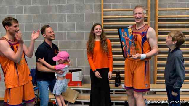 Luc hangt ‘basketsloefkes’ dan toch aan de haak: 55 jaar maar nog altijd vlot scorende center bij Cobras Schoten-Brasschaat
