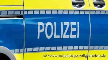 Fahrerin fährt gegen ein Auto und flüchtet