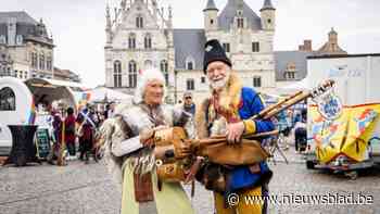 Middeleeuws dorp én Lentemarkt met proevertjes kleuren koopzondag in Mechelen