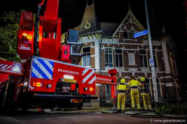 Bankstel vliegt in brand, bewoonster op tijd uit de woning