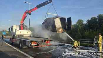 Bestelwagen brandt uit op verkeerswisselaar in Lummen