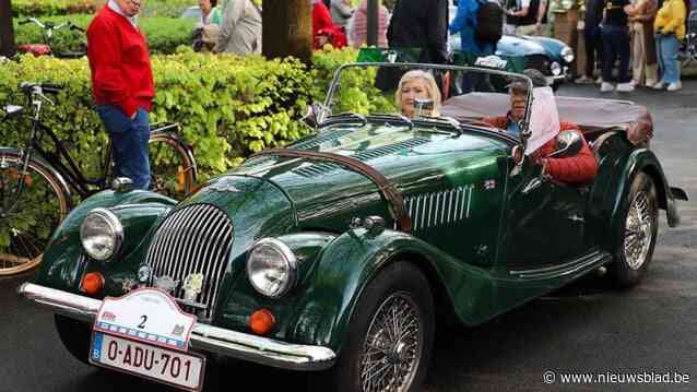 Elite Reklaam Oldtimerrally viert kristallen jubileum met Vlaamse artiesten en nieuwe piloot aan het stuur