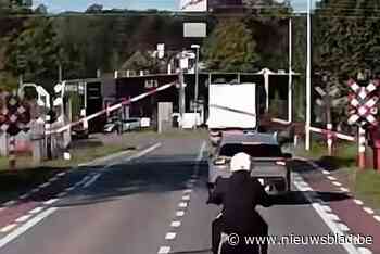 Overtreding van de zwaarste categorie: vrachtwagen negeert stopsignaal aan spooroverweg en slalomt tussen slagbomen