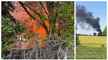 Es war wohl Brandstiftung: Scheune fackelt in Oberbayern komplett ab
