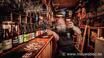Gerard leeft zich al veertig jaar uit in biercafé Den Stillen Genieter: “Hier drink je nog een pintje voor twee euro”