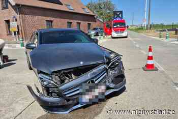 Vrouw lichtgewond na botsing met lichte vrachtwagen op gevaarlijk kruispunt