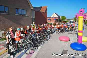 Autovrije schooldag met nieuwe hesjes voor fietsexamens