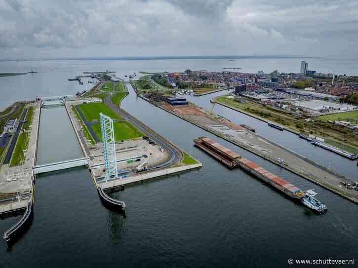 Binnenvaartschip Marlea luidt proefvaarten Nieuwe Sluis Terneuzen in