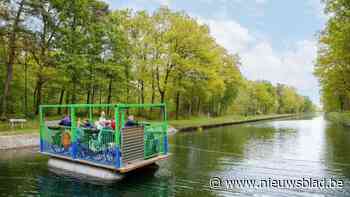 Veerpontje op kanaal tussen Oud-Turnhout en Ravels vaart weer uit