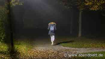 Sexueller Angriff: Fremder überfällt Frau auf Heimweg im Dunkeln