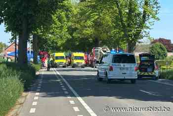 Schoolbus botst tegen boom in Riemst: 15-jarige bijna twee uur gekneld en zwaargewond naar ziekenhuis gebracht