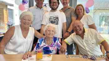 Kapster Carolientje nog altijd even koket: “Welke 101-jarige kan nog dansen?”