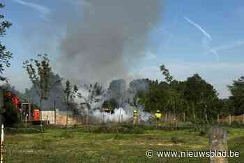 Brandweer blust illegale afvalverbranding