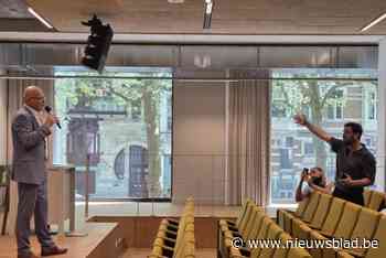 Emoties laaien hoog op door hoofddoekenverbod: boegeroep van ouders en coalitiepartner keert zijn kar: “Dit is discriminatie”