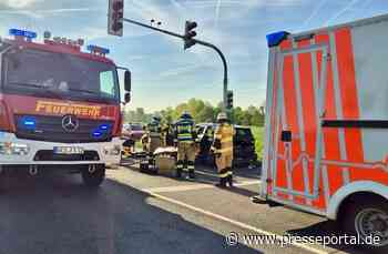 FW Xanten: Auffahrunfall im Kreuzungsbereich - Zwei Personen aus Fahrzeug befreit