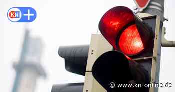 Vor der Nase der Polizisten: Land Rover fährt auf B76 über Rot