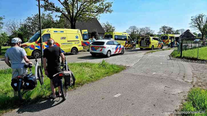 Vier gewonden bij frontale botsing tussen scooter en wielrenners