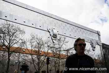 Paris: des élus saisissent la justice contre la malle géante Louis Vuitton sur les Champs-Elysées