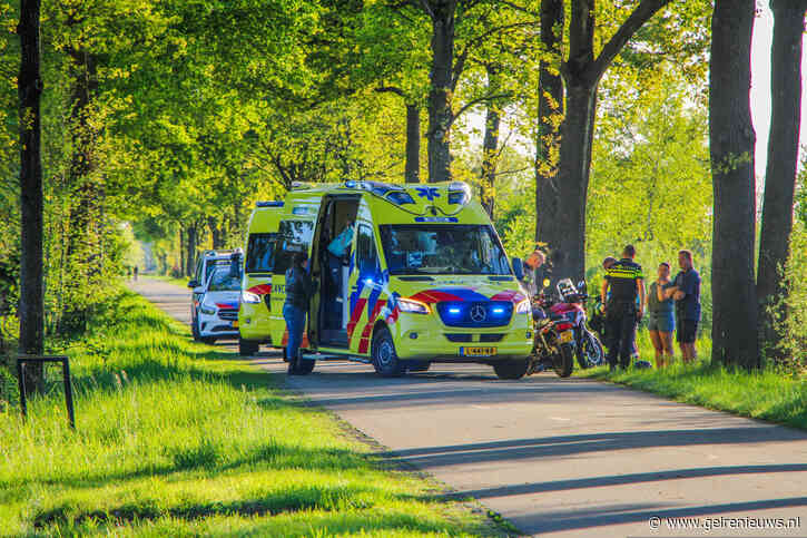 Twee motorrijders gewond na valpartij, één met spoed naar ziekenhuis