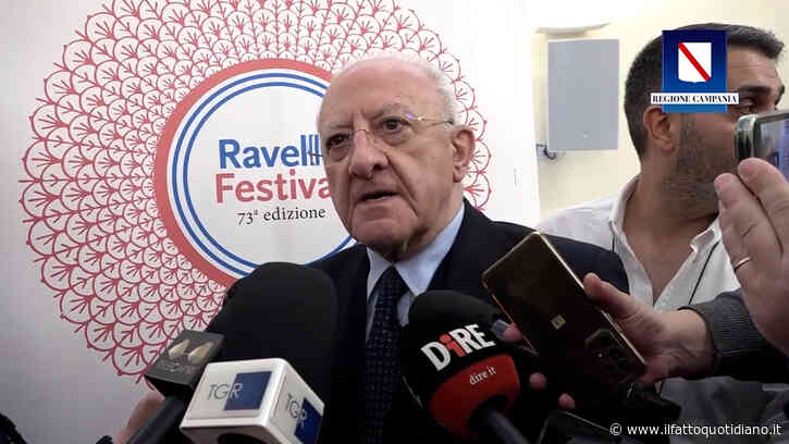 Terzo mandato, De Luca ironizza: “Io capolista? Intanto sono in concorrenza con Trump per il papato”