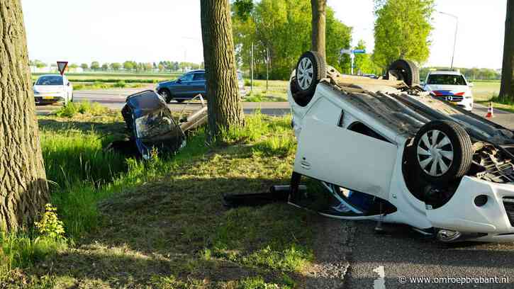 Ravage na ongeluk, auto's ondersteboven en in sloot