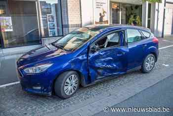 Motorfiets en personenwagen botsen op kruispunt: beide bestuurders naar ziekenhuis