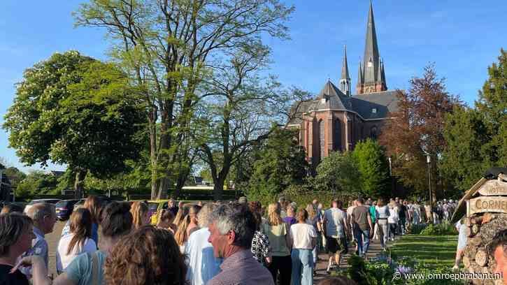 Stille tocht voor overleden dorpsgenoot (45): 'Haar leven is haar afgepakt'