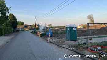 Aannemer legt verhoogd kruispunt aan op Baan: verkeer moet wegomlegging volgen