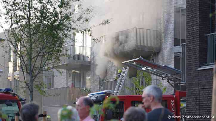 Brand in appartementencomplex, naastgelegen huizen ontruimd