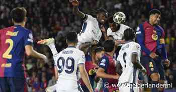 Fenomenale Denzel Dumfries grijpt hoofdrol bij Inter tijdens voetbalfeest in Barcelona