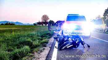Moped prallt bei Stephanskirchen in BMW: „Christoph 14“ vor Ort