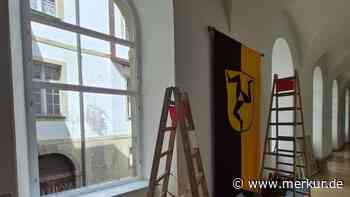 Füssens Handwerker restaurieren Fenster in historischem Gebäude mit denkmalfachlichem Begleiter