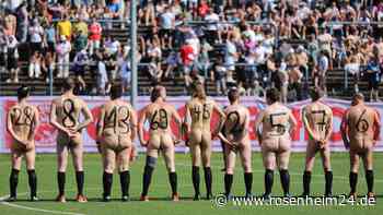 NACKTionalteam kickt vor ausverkauftem Haus – und zeigt FIFA die „Arschkarte“