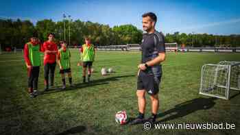 In de voetsporen van papa Ronny: Helson-speler Yannick Van Geneugden wordt coach in jeugdopleiding KRC Genk