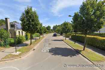 Groep wielertoeristen haken in elkaar en komen ten val: twee personen zwaargewond