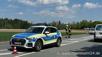 Unfall an der B15 bei Unterkatzbach bei Ramerberg: Rettungskräfte im Einsatz